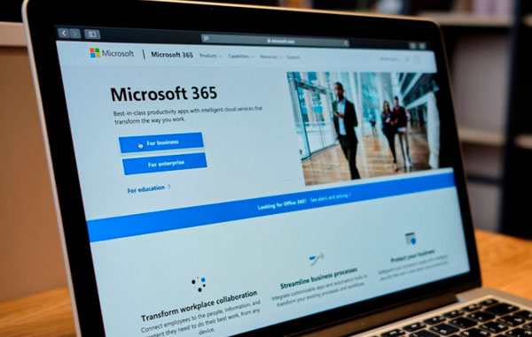 Pantalla de laptop mostrando la página de Microsoft 365, simbolizando la capacidad de instalar el Office en 5 dispositivos para PC, Mac, iOS y Android.