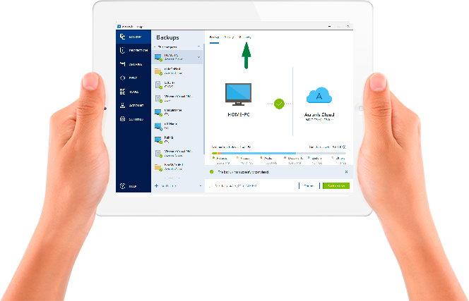Monitoreo continuo y backups de infraestructura Manos sosteniendo una tableta con interfaz de software de backups y recuperación en la nube, simbolizando el soporte local continuo del Datacenter.